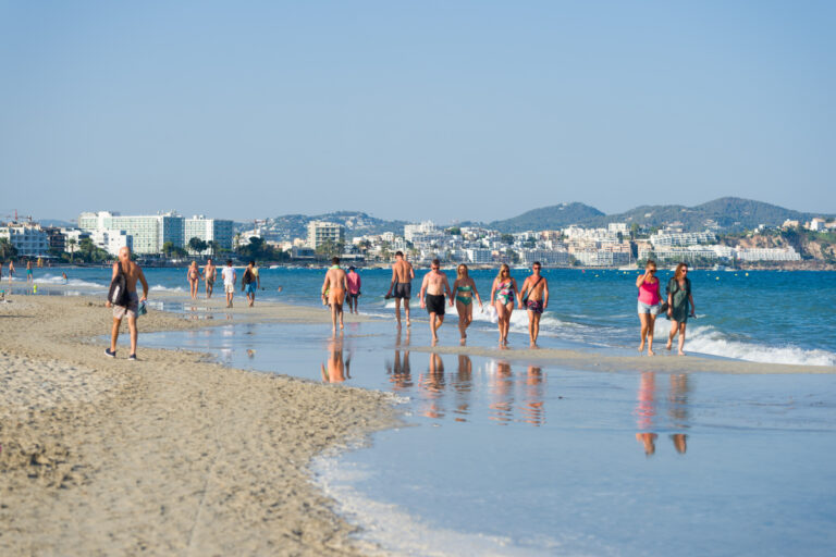 La okupación ya no se limita a las viviendas: una familia venezolana ocupa una caseta de pescadores en una playa de Ibiza