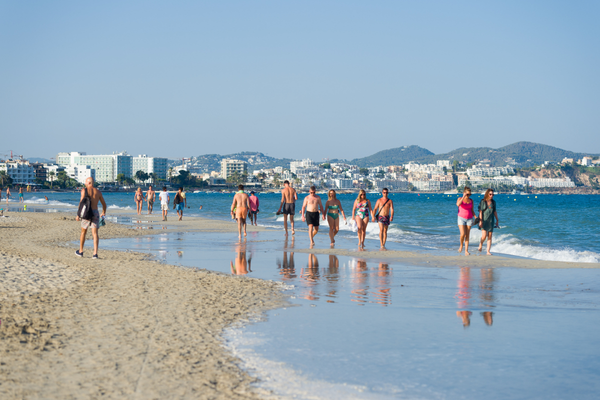 La okupación ya no se limita a las viviendas: una familia venezolana ocupa una caseta de pescadores en una playa de Ibiza
