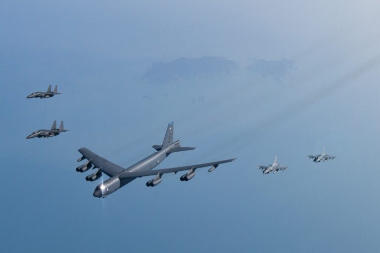 Mueren ocho tripulantes de un bombardero B-52 tras estrellarse en medio de una misión de prueba en California
