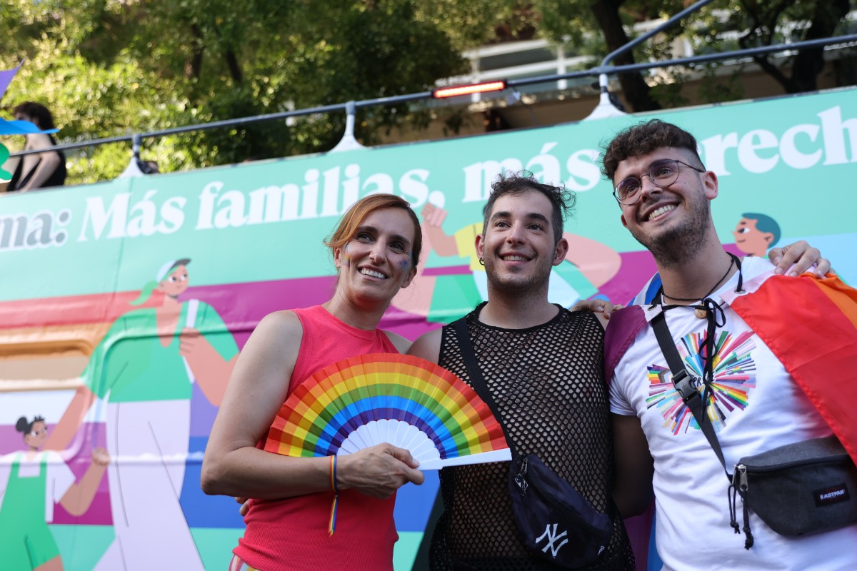 Sanidad gastará 24.200 euros en una carroza para el Orgullo mientras mantiene bloqueada la financiación de tratamientos oncológicos