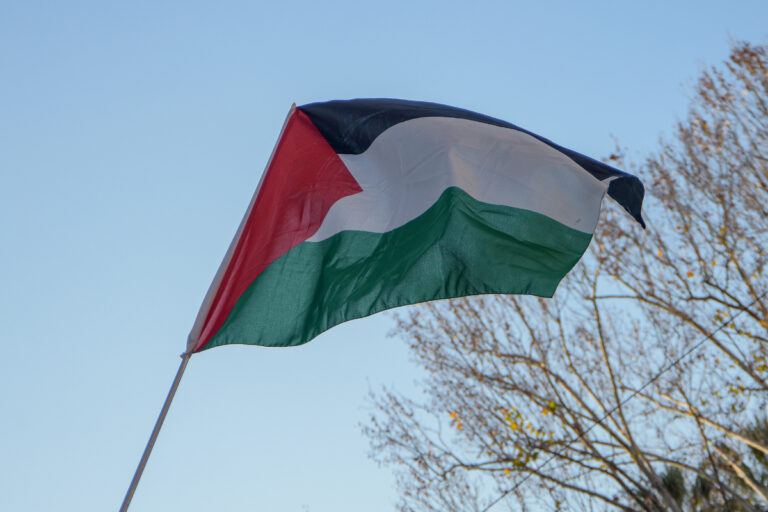 Un instituto italiano castiga una pancarta con una bandera nacional y una consigna patriótica pero permite banderas de Palestina en las aulas