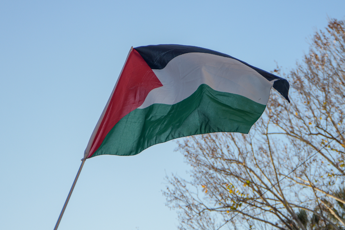 Un instituto italiano castiga una pancarta con una bandera nacional y una consigna patriótica pero permite banderas de Palestina en las aulas