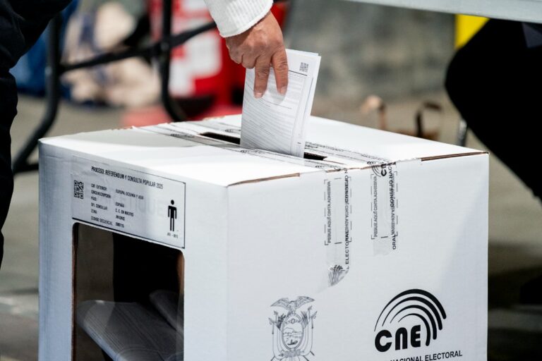 El Consejo Nacional Electoral de Ecuador cesa a su presidenta y nombra a un consejero del organismo como jefe del mismo