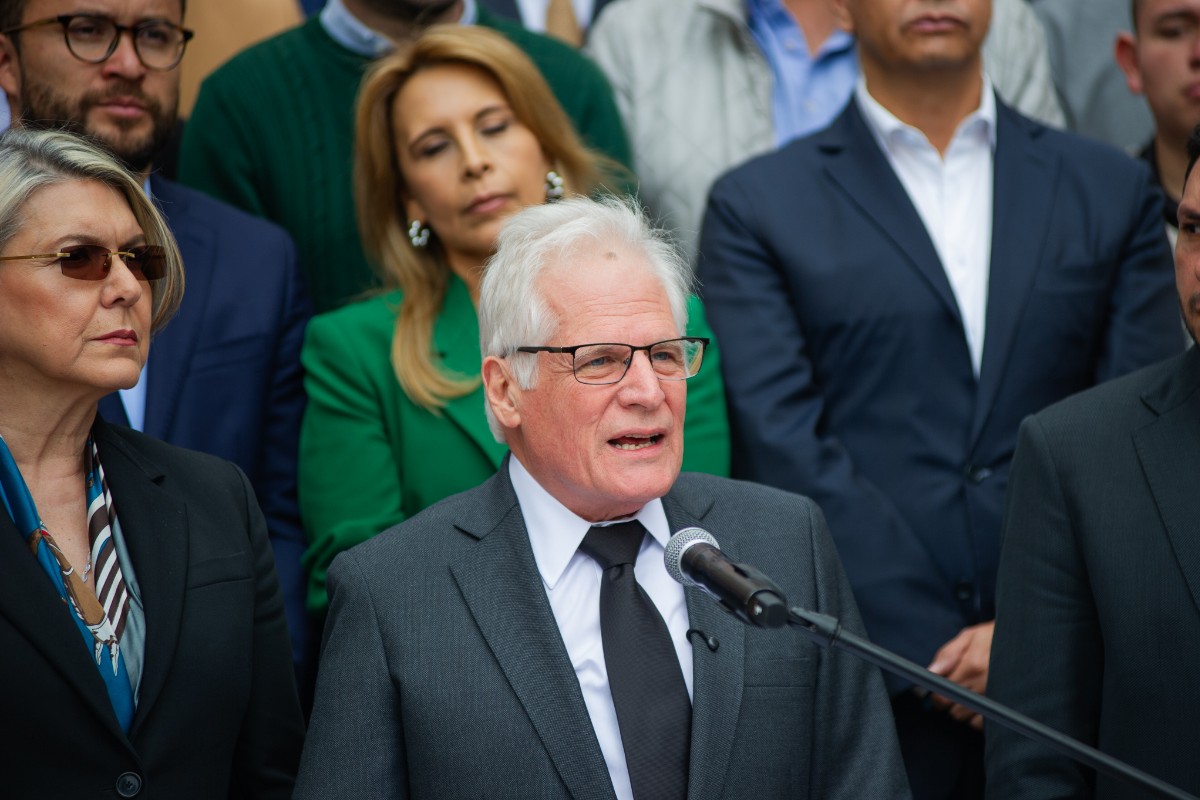 El padre del ex senador Miguel Uribe anuncia su apoyo a la candidatura de Abelardo de la Espriella en la segunda vuelta presidencial de Colombia