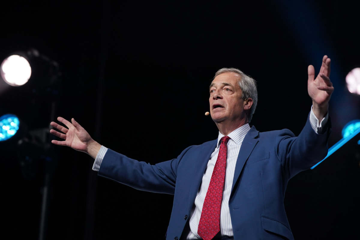 Farage, líder de Reform UK, denuncia que el «racismo antiblanco» se ha instalado en el Estado británico mediante la Ley de Igualdad