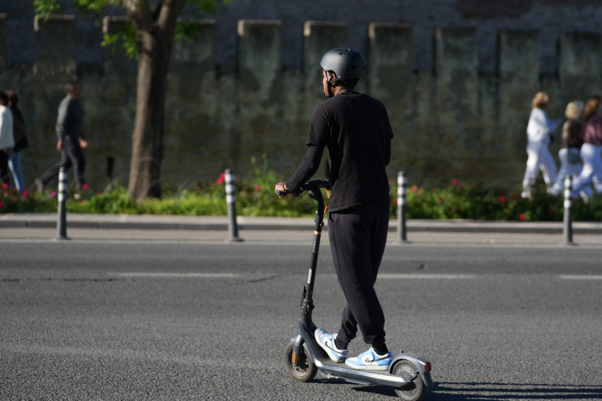 Bruselas elimina los patinetes de alquiler por convertirse en el «vehículo de huida de los narcos»