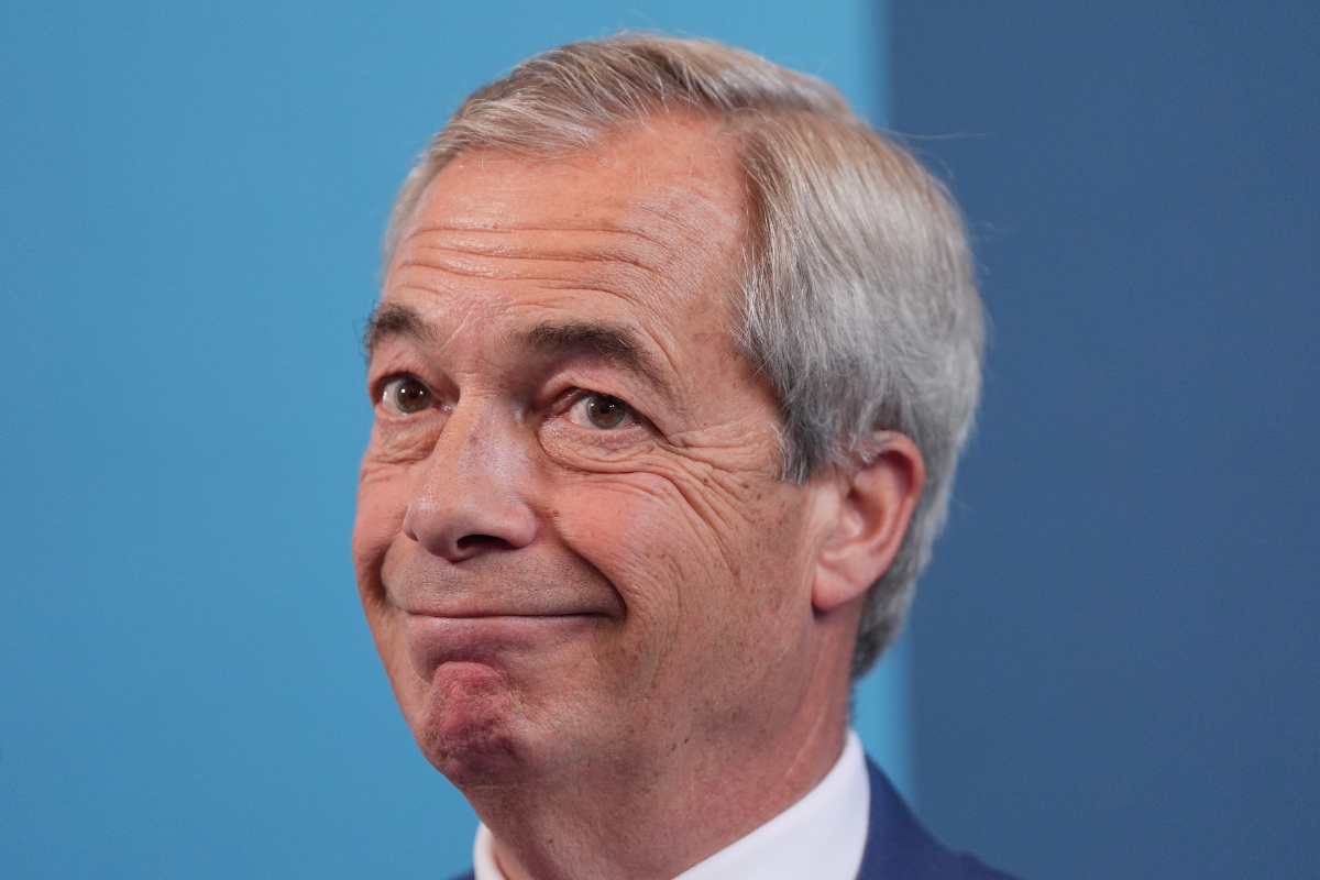 Farage, líder de Reform UK, promete expulsar de la vivienda social a los inmigrantes y dar prioridad a los británicos