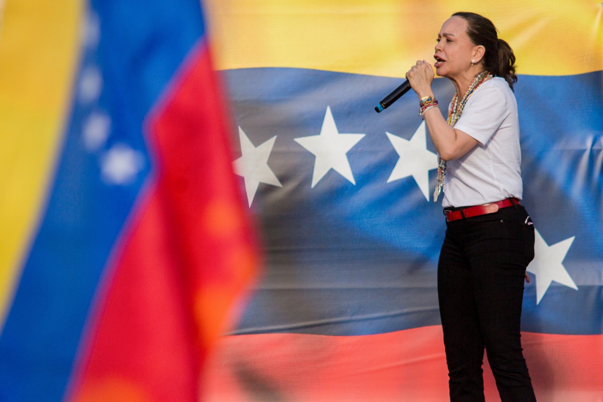 María Corina Machado acusa a Delcy Rodríguez de ordenar el cierre del espacio aéreo para impedir su regreso a Venezuela