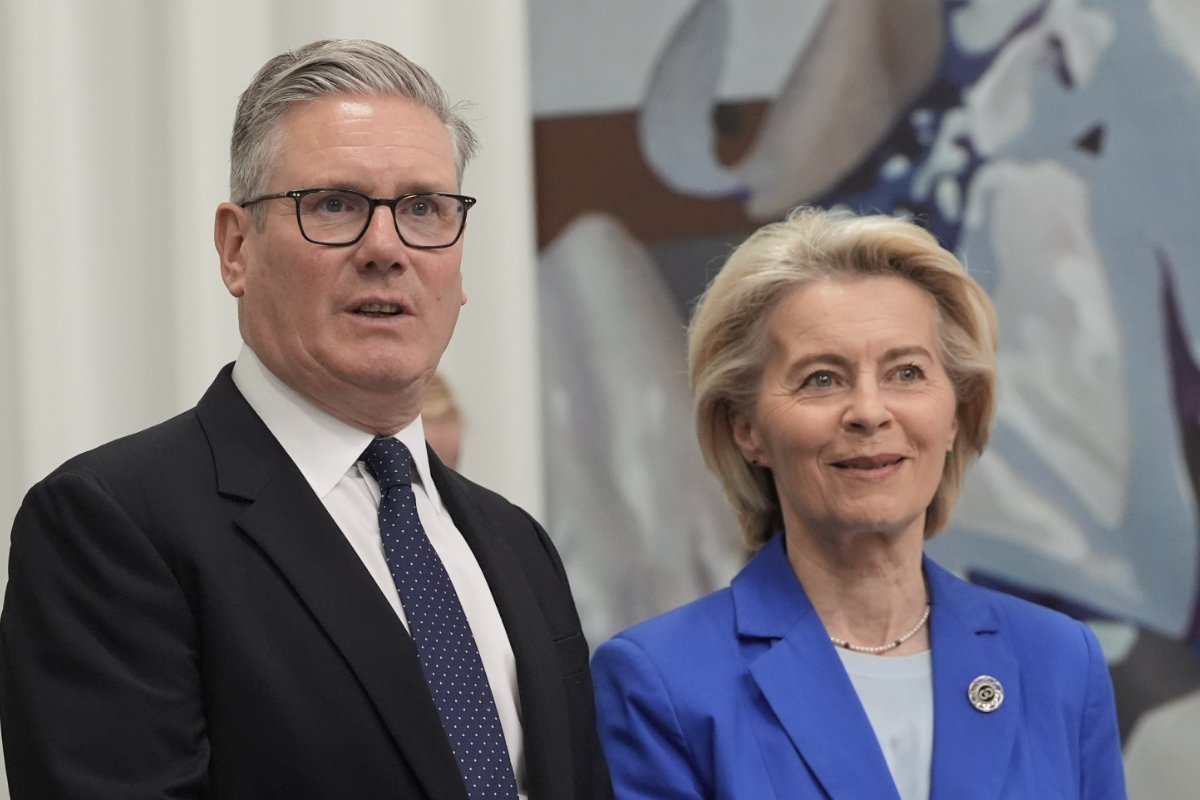 Von der Leyen ensalza a Starmer tras su renuncia: «A muchos líderes les lleva años crecer hasta convertirse en el estadista en que te has convertido»