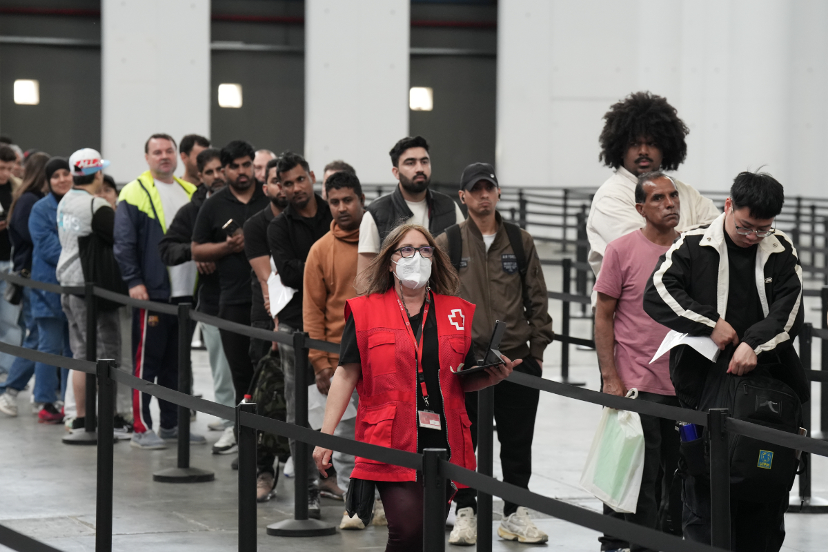 El Gobierno de Sánchez facilita la regularización extraordinaria de inmigrantes ilegales con guías de «lectura fácil» y lengua de signos