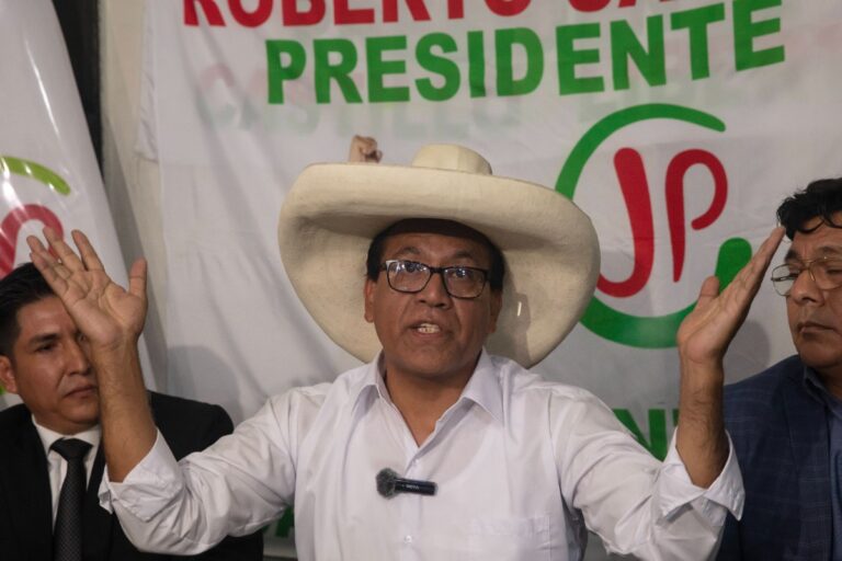 Pavor en los mercados ante la posible victoria del comunista Roberto Sánchez: el sol peruano pierde valor mientras avanza el escrutinio