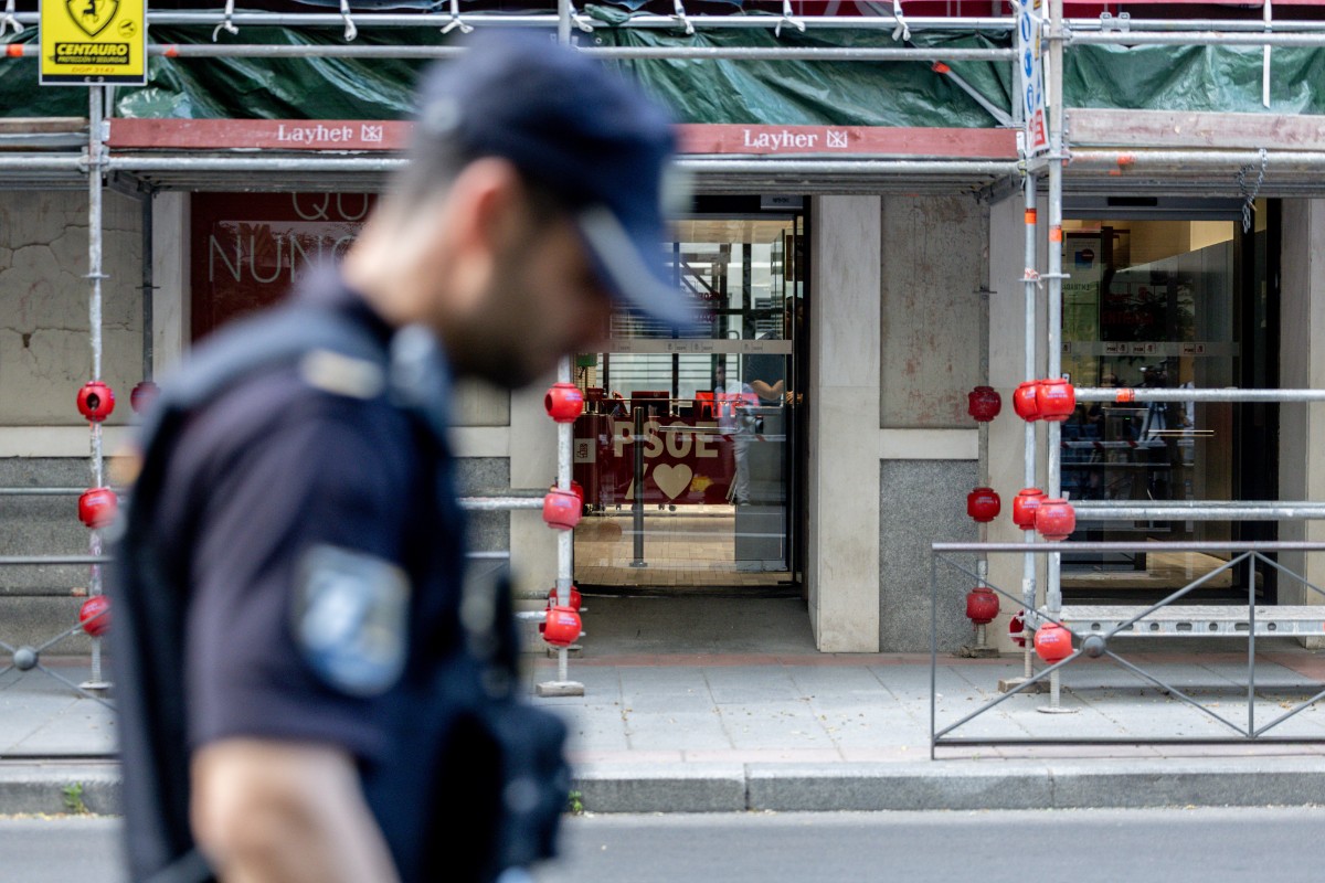 La Policía aleja a los periodistas de Ferraz en plena crisis por la investigación de las cloacas del PSOE
