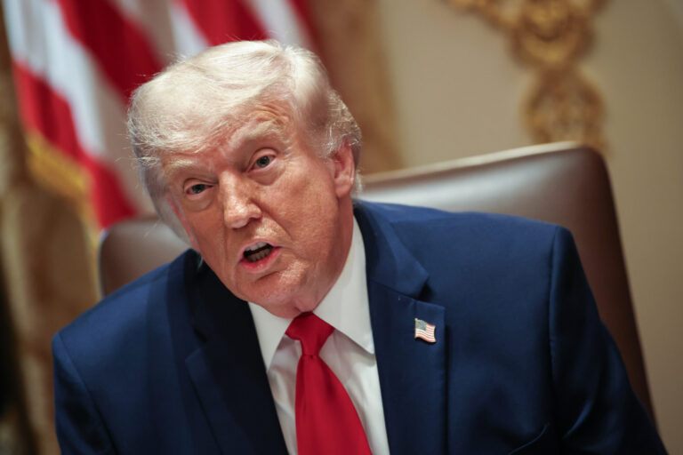 Trump prepara un golpe a la inmigración legal: los extranjeros deberán salir de EEUU para solicitar la residencia permanente