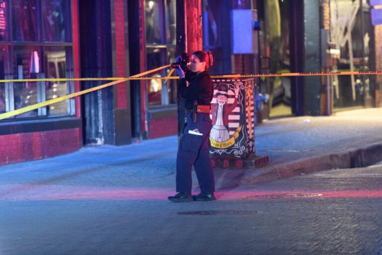 Al menos un muerto y 11 heridos tras un tiroteo en Texas (Estados Unidos)