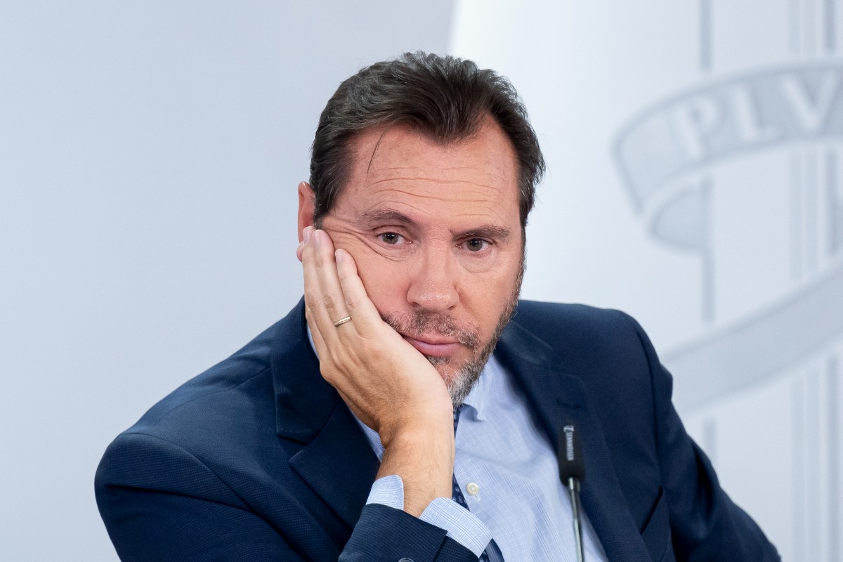 El ministro Puente deja las carreteras españolas otro año destrozadas y retrasa hasta 2027 su plan de reparación
