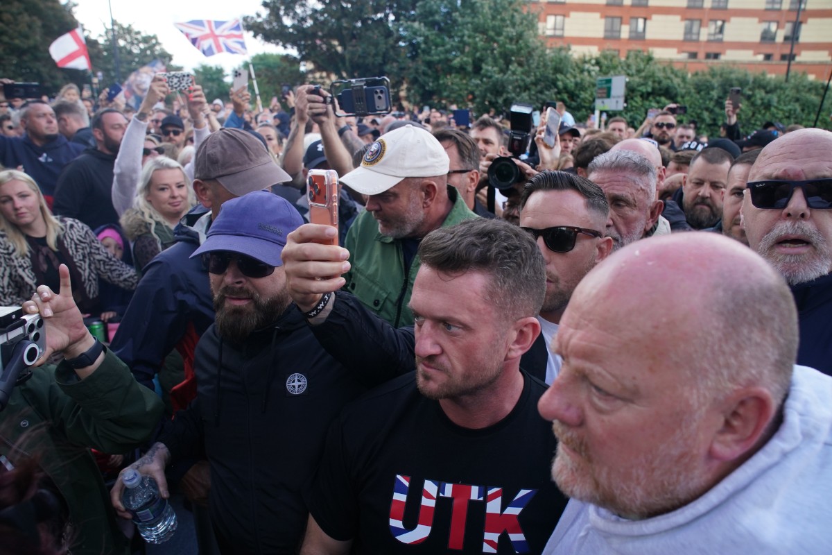 La Policía detiene al patriota Tommy Robinson en aplicación de una ley antiterrorista tras su apoyo a las protestas antiinmigración en el Reino Unido