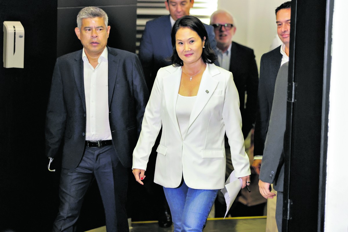 Fujimori amplía ligeramente su ventaja sobre el izquierdista Sánchez cuando se ha escrutado casi el 99% de los votos en Perú