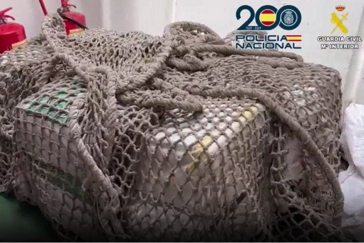 Interceptado un velero con 500 kilos de cocaína en el Atlántico tras varios días de persecución: tres detenidos, dos brasileños y un marroquí