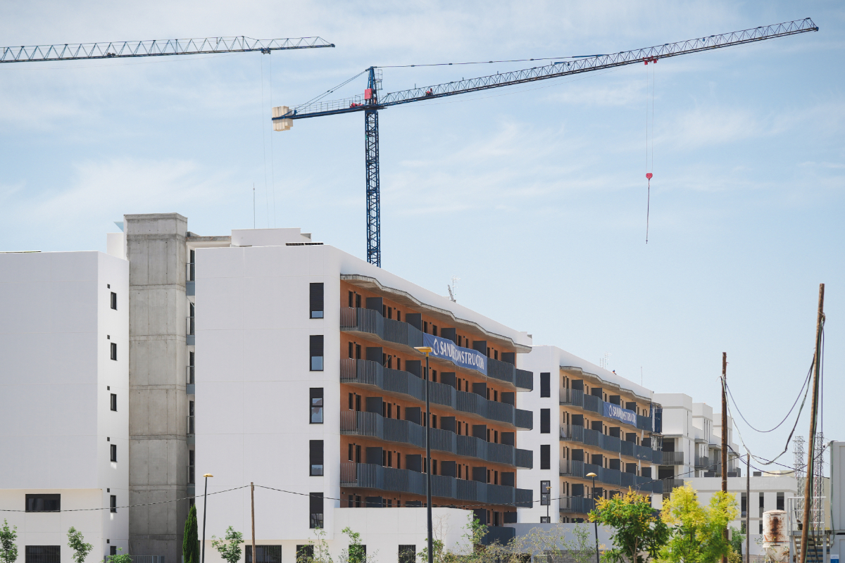 Los españoles ya tienen que esperar hasta los 47 años para comprar una vivienda: los menores de 35 años adquieren menos del 25% de los inmuebles
