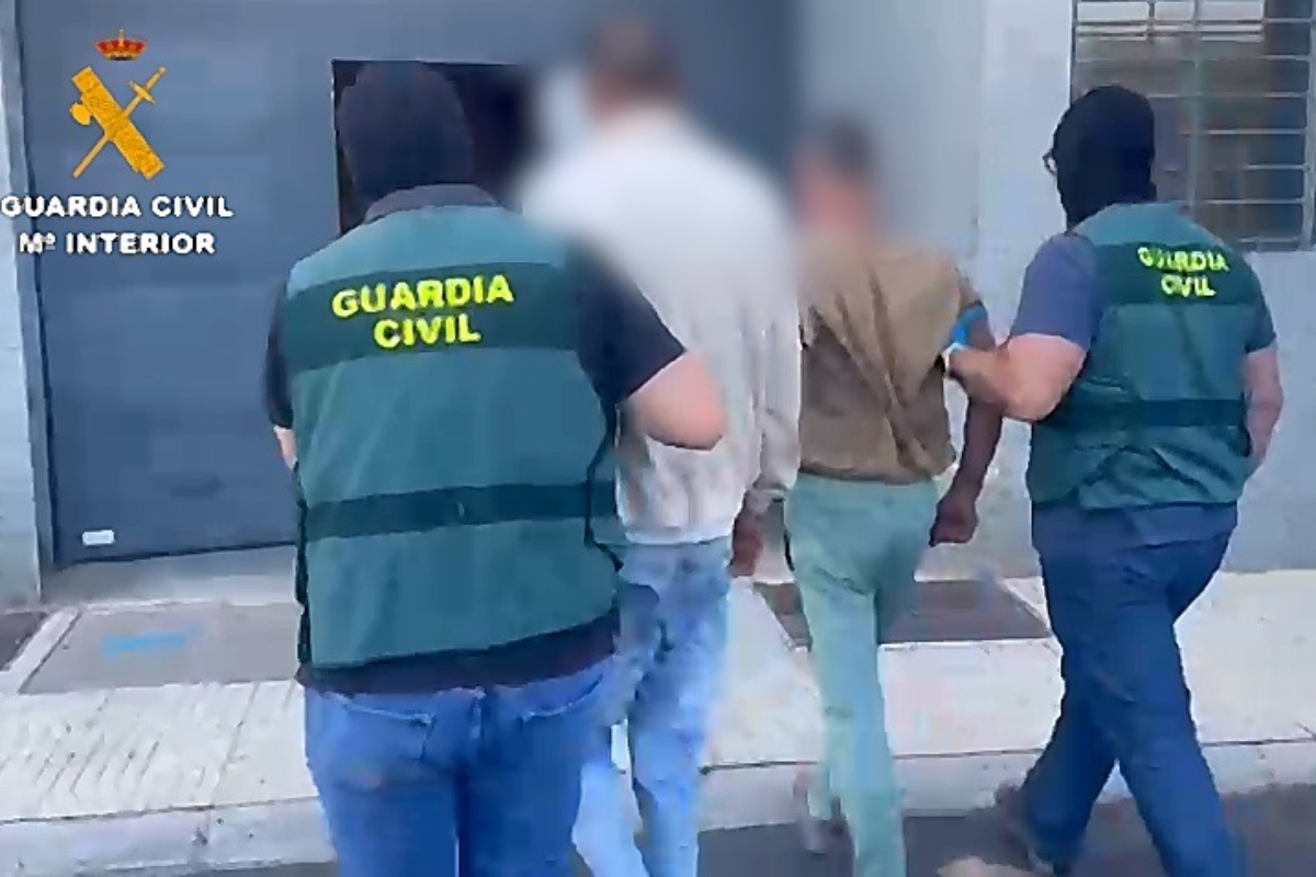 Detenidos dos rumanos en Níjar (Almería) con más de 30 kilos de marihuana ocultos en maletas que se llevarían a su país