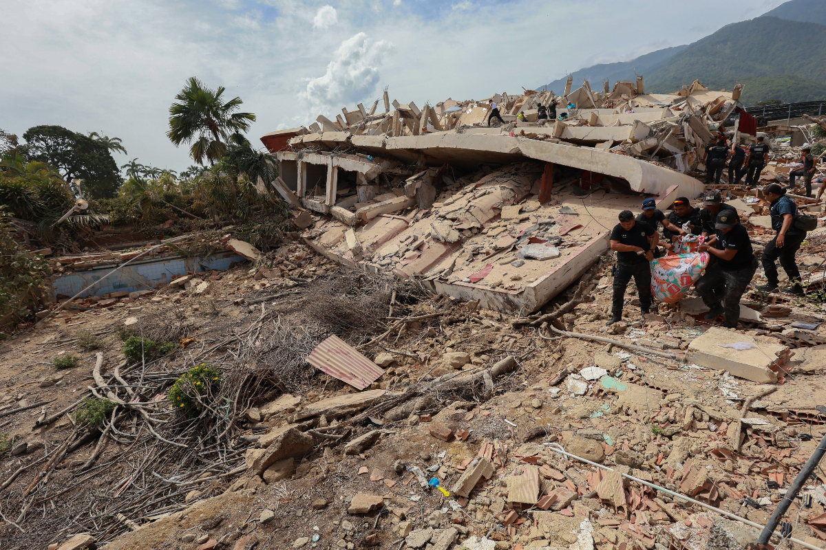 Las viviendas sociales de Chávez se derrumban tras el terremoto y dejan a miles de venezolanos entre los escombros