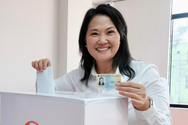 Keiko Fujimori llama a los peruanos a elegir entre «avanzar en unidad» o «quedarse atrapados en el odio y el insulto»