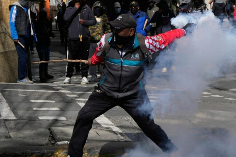 El Gobierno de Bolivia asegura que el Ejército actuará con «firmeza» frente a quienes «intenten someter al país mediante la violencia»