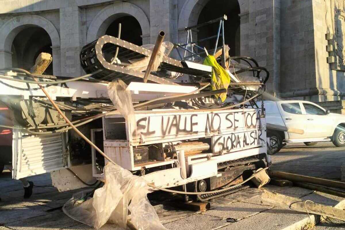 Las máquinas elegidas para profanar el Valle de los Caídos amanecen con pintadas y destrozadas: «El Valle no se toca»