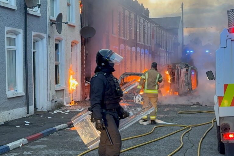 Manifestantes queman viviendas de inmigrantes en Belfast después de que un refugiado sudanés intentara degollar a un hombre
