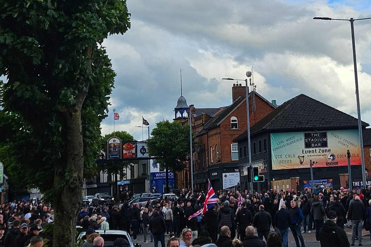 Manifestantes exigen en las calles de Belfast el cese de la inmigración masiva luego de que un sudanés intentó degollar a un hombre
