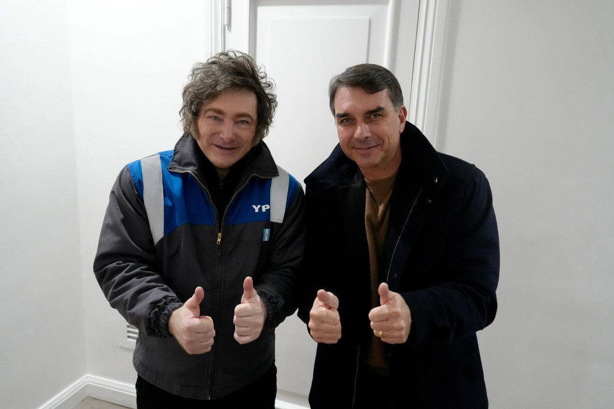Milei recibe a Flávio Bolsonaro en Buenos Aires y respalda su candidatura presidencial: «Viene la marea azul para Brasil»