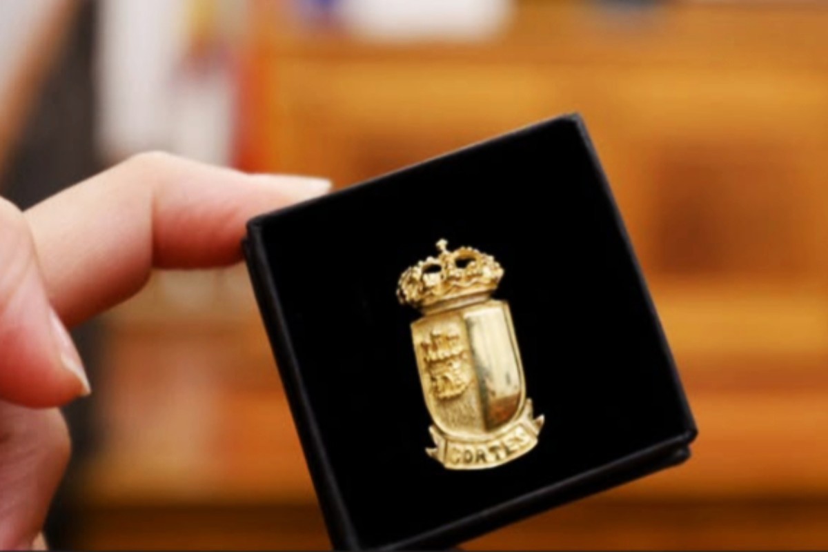 VOX denuncia el «cambiazo» en las insignias entregadas a los funcionarios jubilados de las Cortes de Castilla-La Mancha y exige que se depuren responsabilidades