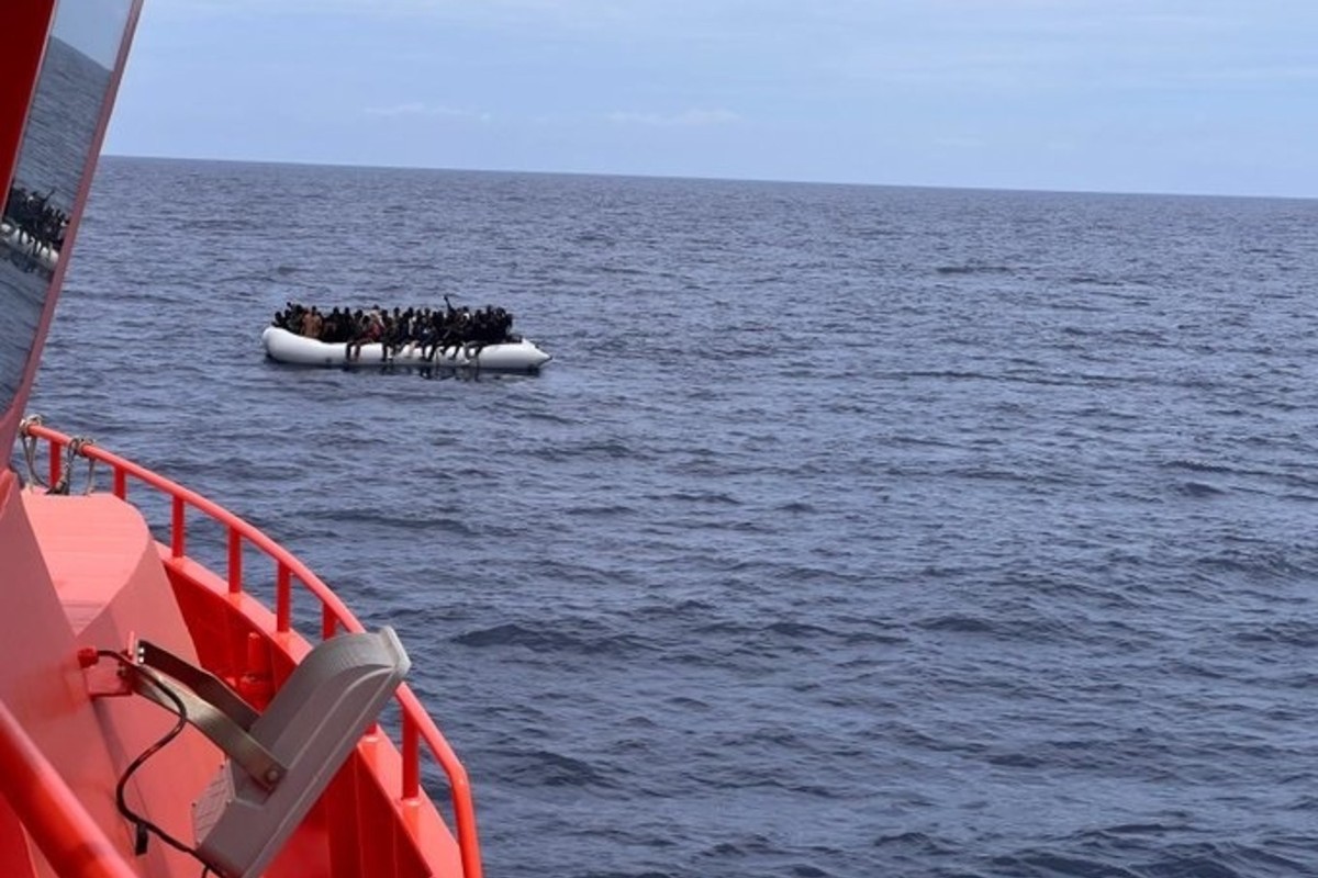 Avalancha migratoria: localizada una neumática con 50 ilegales bordo en aguas próximas a Lanzarote