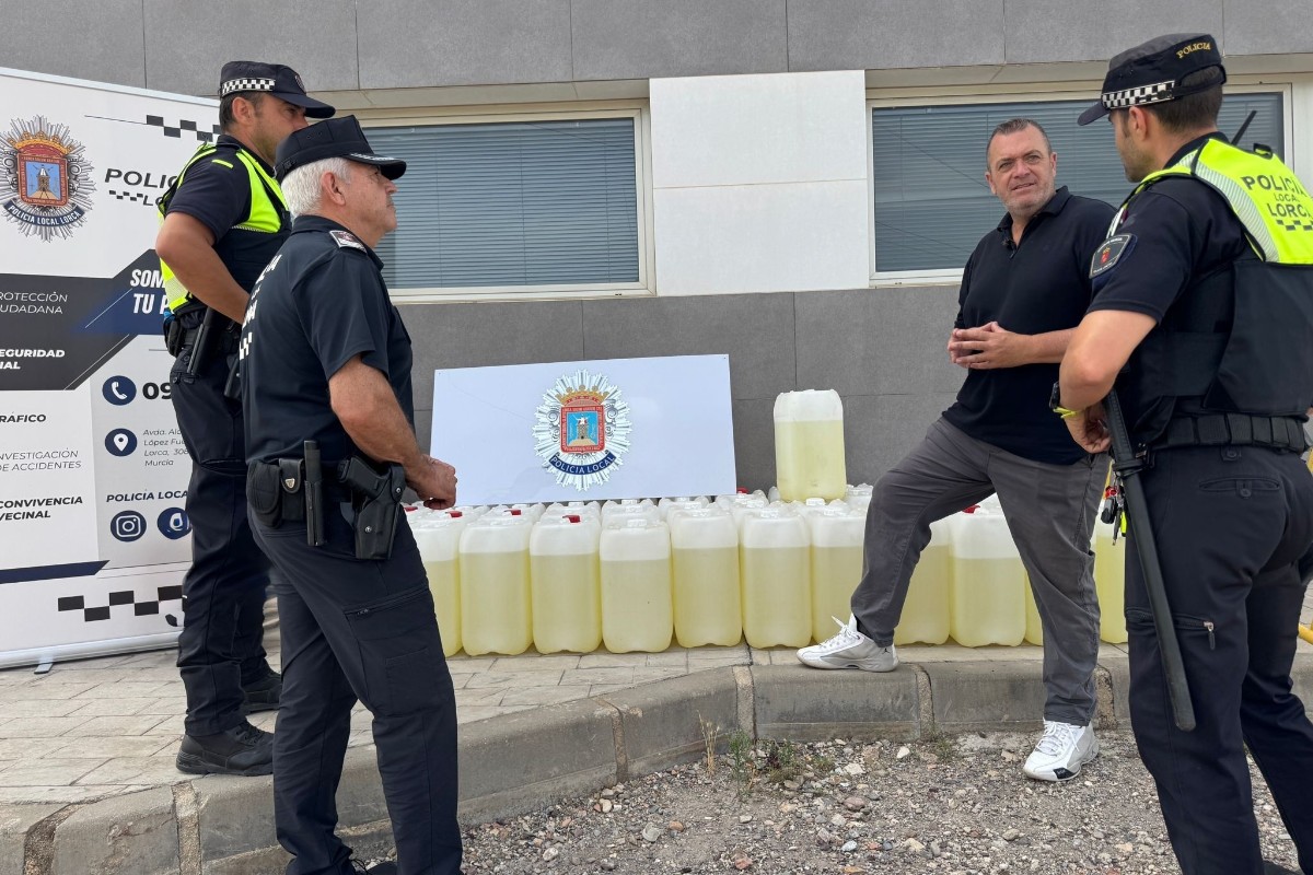 Golpe al narco en Murcia: interceptan en Lorca una furgoneta con 1.500 litros de combustible destinados al ‘petaqueo’