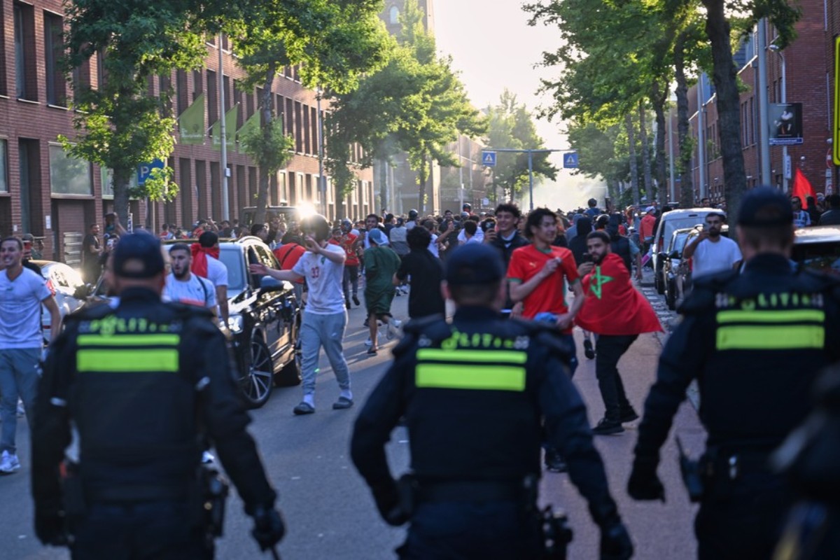 Cientos de marroquíes causan el caos en La Haya y agreden a la fuerza pública celebrando el triunfo de Marruecos sobre Holanda en el Mundial