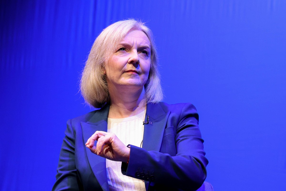 La ex primera ministra del Reino Unido Liz Truss retrata a Starmer y denuncia que se está utilizando la inmigración masiva «para socavar el Estado»