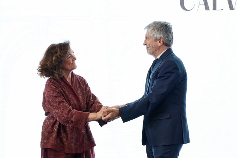 Marlaska condecora a Carmen Calvo por su gestión de la pandemia y «en favor del feminismo»