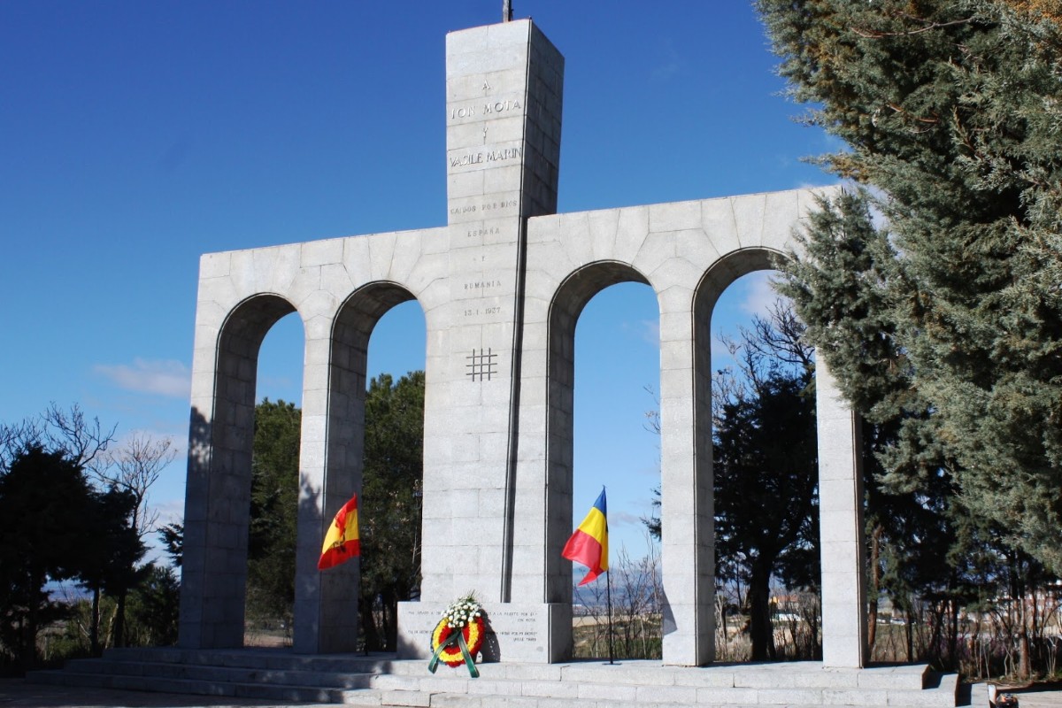 El Gobierno vuelve a la carga con la Memoria Histórica: eliminará el monumento a Mota y Marín, en Majadahonda, y la inscripción de Primo de Rivera en la catedral de Almería
