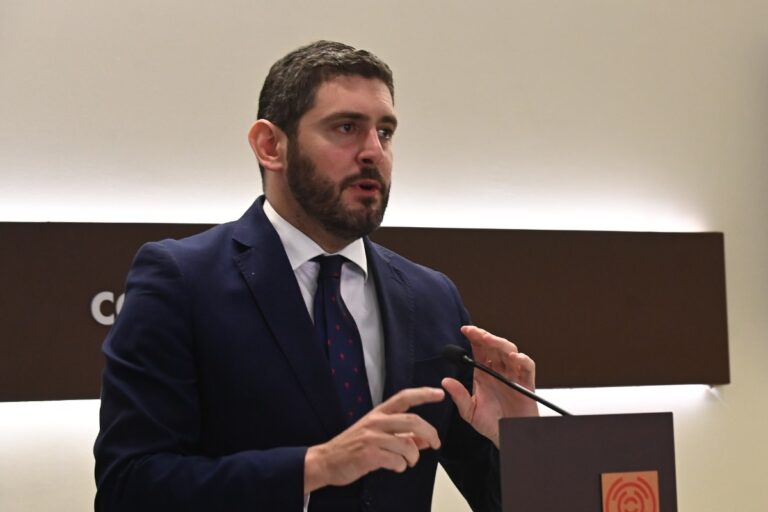 VOX en Aragón denuncia las prioridades de Sánchez: dedica 54 euros al mes por dependiente frente a los 6.000 euros por cada mena