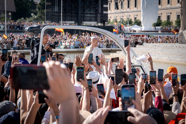 León XIV vuelve a ser aclamado por los madrileños en su tercer recorrido en papamóvil: «Papa León, te queremos un montón»