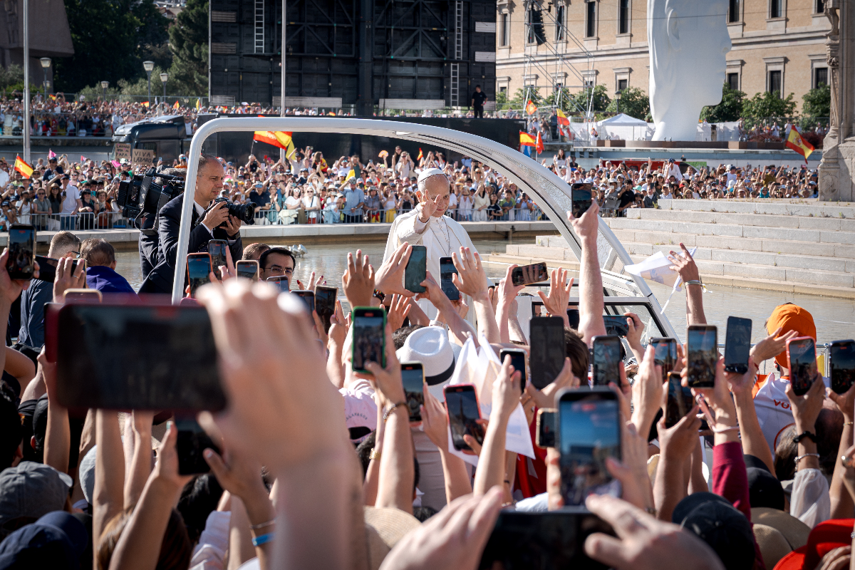 León XIV vuelve a ser aclamado por los madrileños en su tercer recorrido en papamóvil: «Papa León, te queremos un montón»