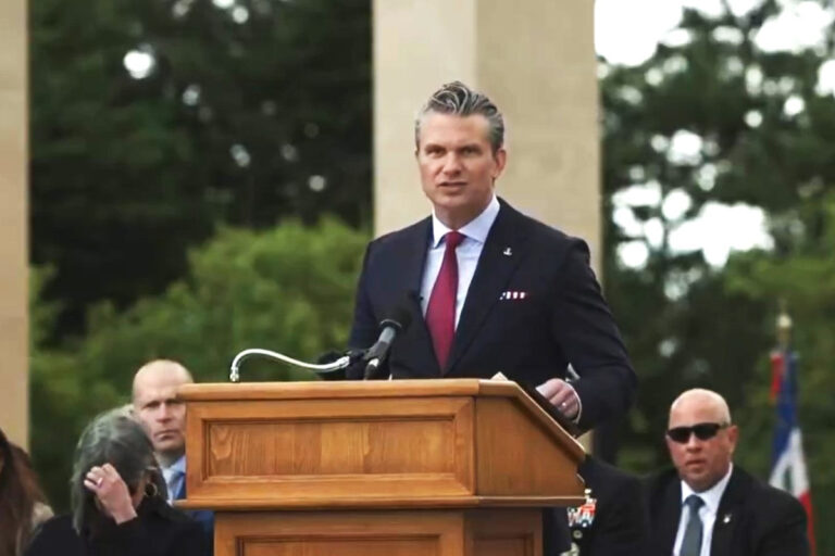 El secretario de Defensa de EEUU compara el desembarco de Normandía con la «invasión» de inmigrantes: «¿Cuándo harán algo las capitales europeas?»