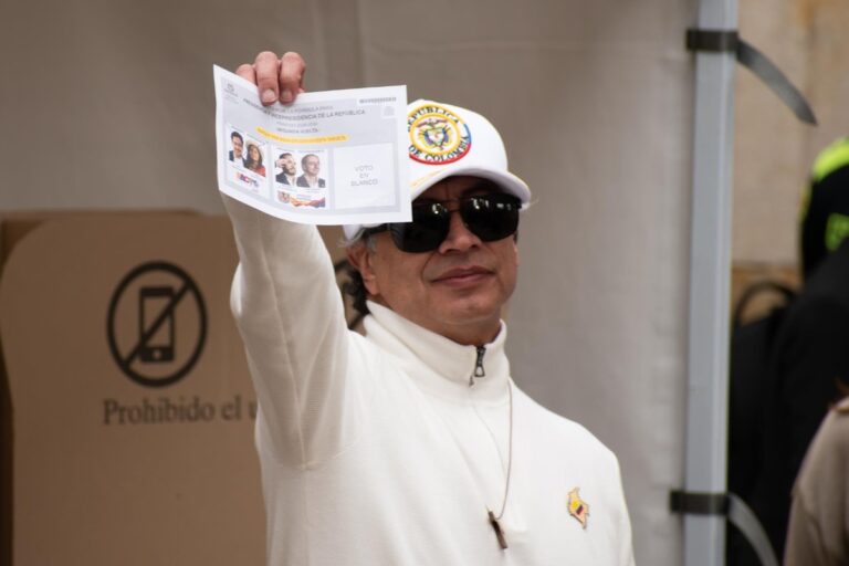 El socialista Petro se resiste a abandonar el poder en Colombia y denuncia «falta de transparencia» en el recuento de los votos