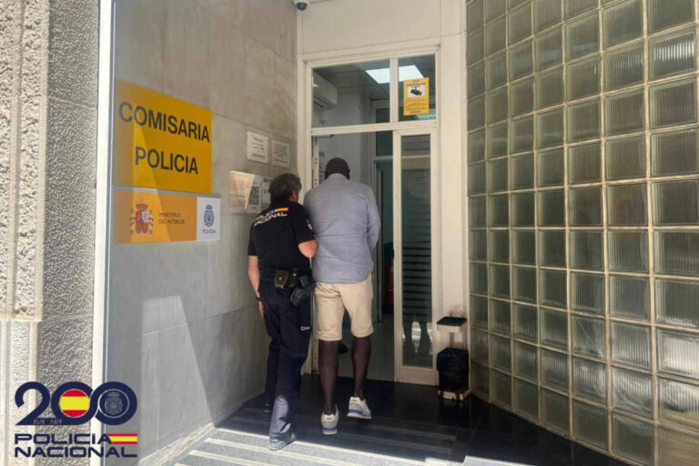 Robos, amenazas, atentado contra la autoridad, okupación, intento de homicidio… los delitos por los que un inmigrante senegalés es expulsado de España