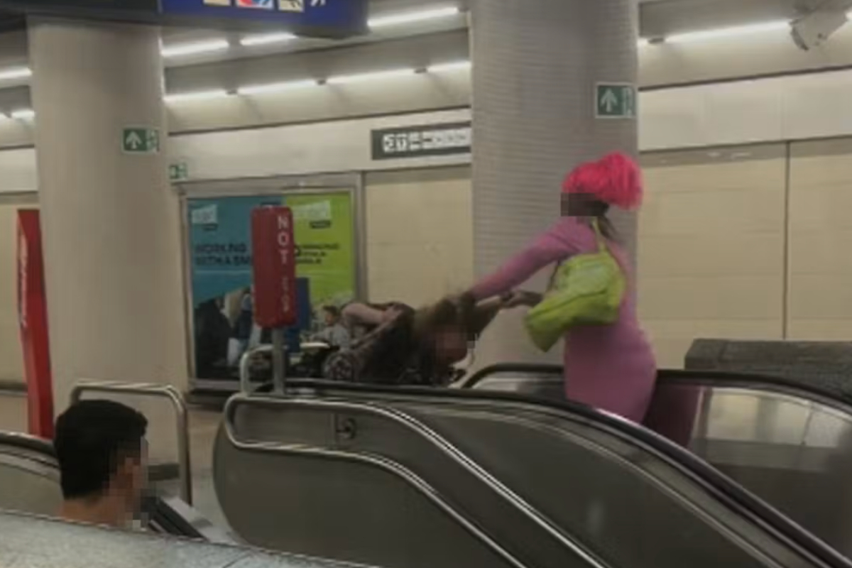 Una mujer negra agrede a una joven en el metro de Viena mientras le grita insultos xenófobos: «Austriaca de mierda»