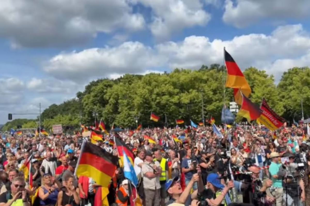 Miles de alemanes protestan en Berlín contra el Gobierno de la CDU: «Merz debe irse»