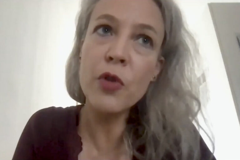 Una feminista alemana pide a los blancos que dejen de tener hijos y que Europa reciba a todos los inmigrantes: «Mi linaje termina conmigo»
