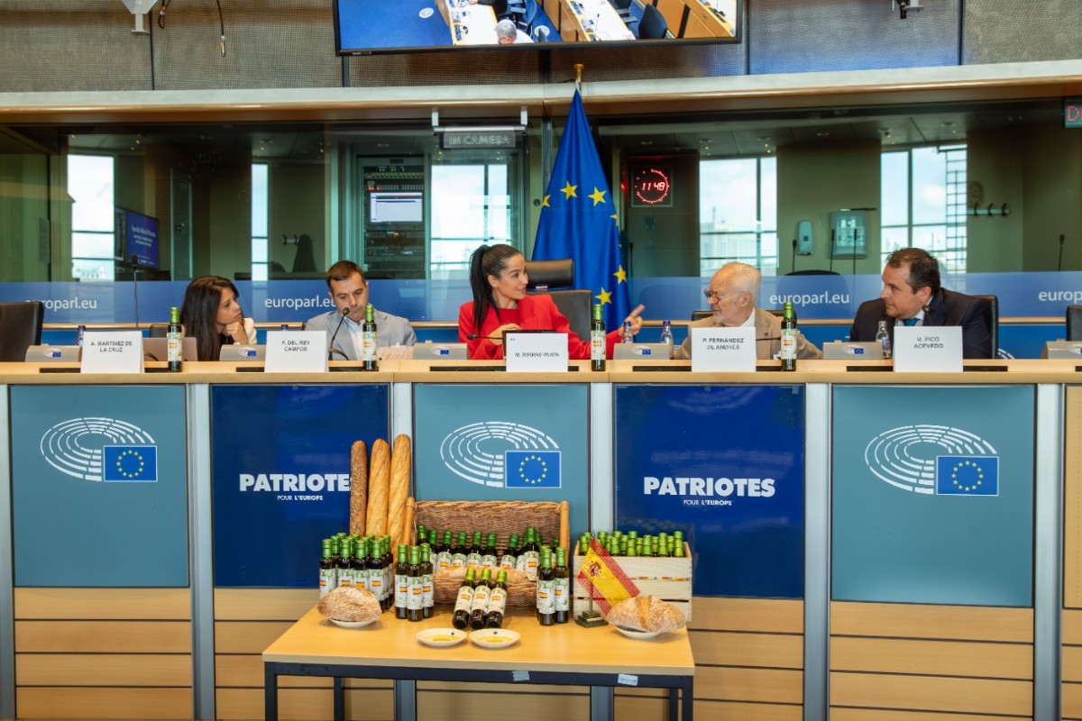 El sector del aceite de oliva español denuncia en un acto en el Parlamento Europeo organizado por VOX la carga regulatoria, los costes abusivos y la competencia desleal