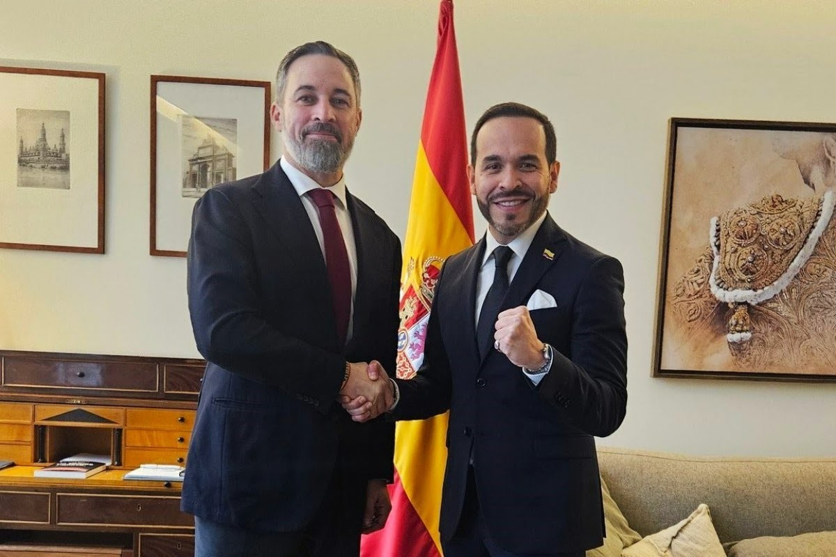 Santiago Abascal felicita a De la Espriella tras su victoria en la primera vuelta presidencial en Colombia