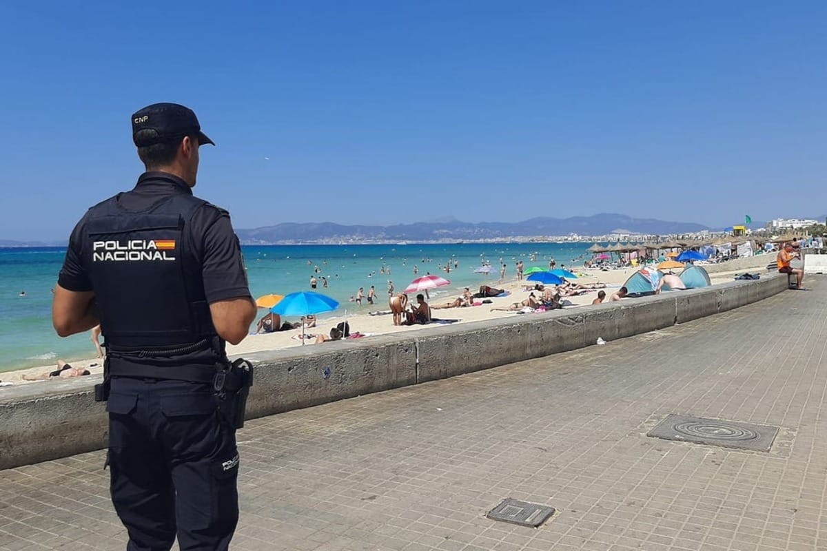 Detenido un inmigrante marroquí por grabarse mientras se masturbaba mirando a dos niñas menores en la playa de Palma